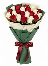 Букет Микс из красных и белых роз в Кулаково