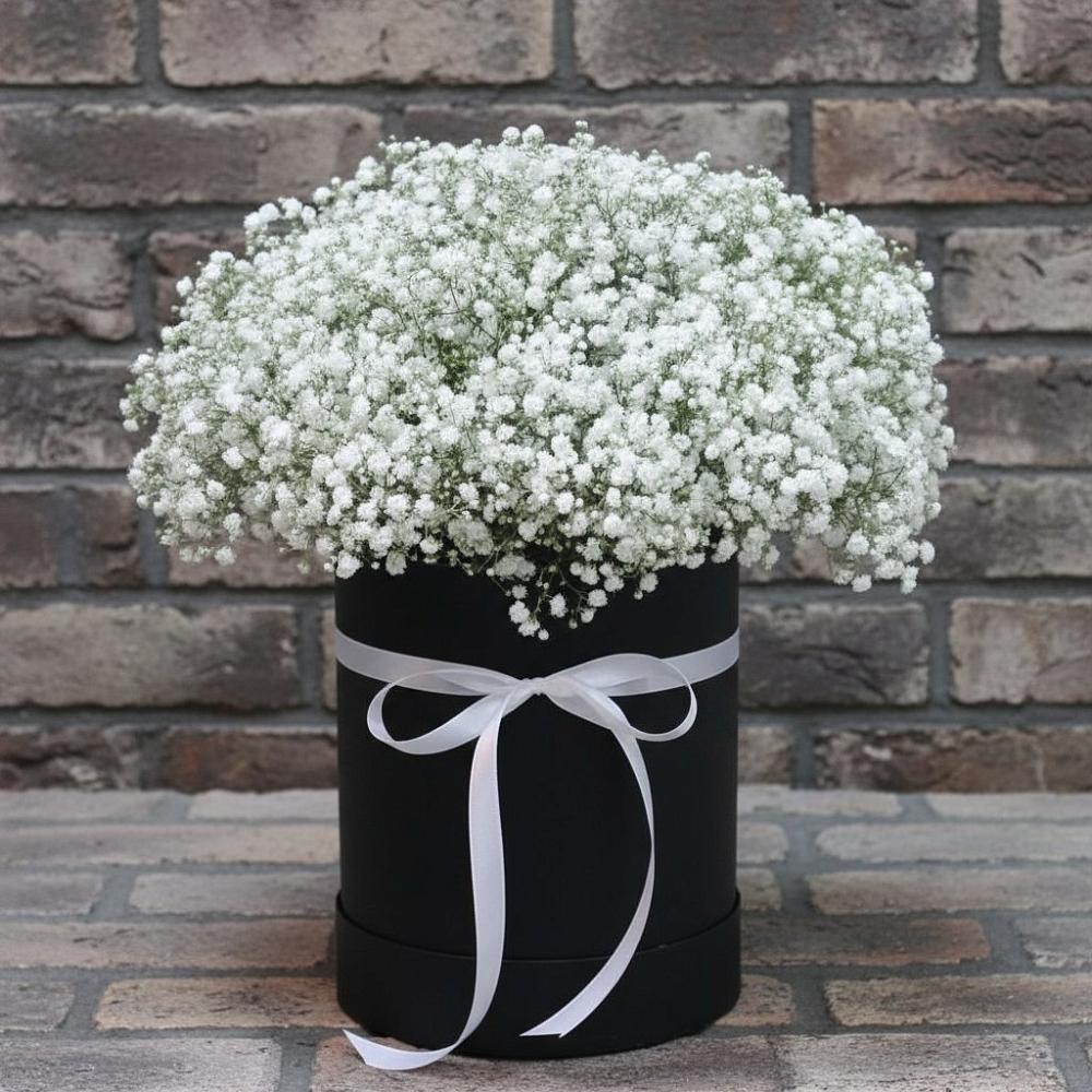 Цветочная композиция из Гипсофила в шляпной коробке в Кулаково