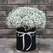 Цветочная композиция из Гипсофила в шляпной коробке в Кулаково