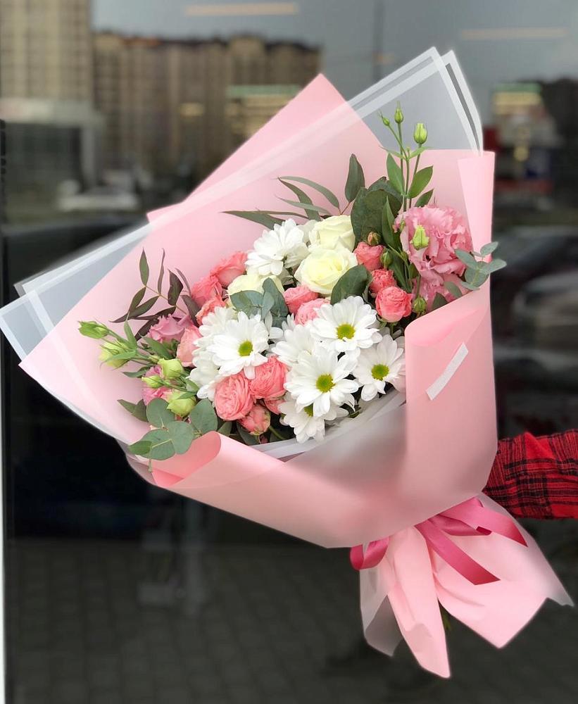 Букет нежный в Кулаково Букет цветов из: Розы, Лизиантусы и Хризантемы в Кулаково